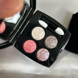 Limited edition) Chanel eyeshadow palette.